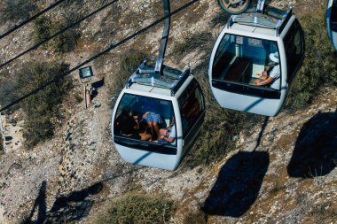Santorini Adası, Fira, Yunanistan - 08 Ekim 2021 Kablo TV aracı eski limandan Fira 'ya güvenli bir ulaşım sağlar. Turistler bunu sadece çarpıcı kalderanın muhteşem manzarasına hayran olmak için de kullanırlar.
