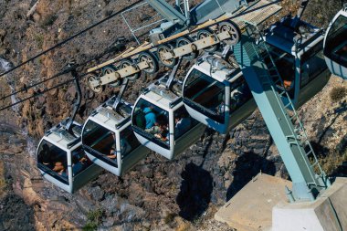 Santorini Adası, Fira, Yunanistan - 08 Ekim 2021 Kablo TV aracı eski limandan Fira 'ya güvenli bir ulaşım sağlar. Turistler bunu sadece çarpıcı kalderanın muhteşem manzarasına hayran olmak için de kullanırlar.