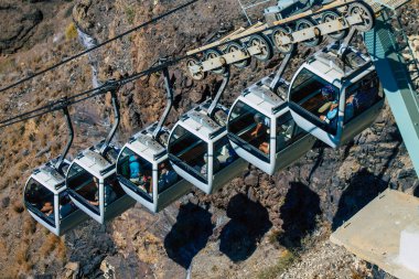 Santorini Adası, Fira, Yunanistan - 08 Ekim 2021 Kablo TV aracı eski limandan Fira 'ya güvenli bir ulaşım sağlar. Turistler bunu sadece çarpıcı kalderanın muhteşem manzarasına hayran olmak için de kullanırlar.