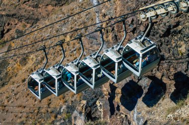 Santorini Adası, Fira, Yunanistan - 08 Ekim 2021 Kablo TV aracı eski limandan Fira 'ya güvenli bir ulaşım sağlar. Turistler bunu sadece çarpıcı kalderanın muhteşem manzarasına hayran olmak için de kullanırlar.