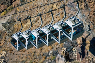 Santorini Adası, Fira, Yunanistan - 08 Ekim 2021 Kablo TV aracı eski limandan Fira 'ya güvenli bir ulaşım sağlar. Turistler bunu sadece çarpıcı kalderanın muhteşem manzarasına hayran olmak için de kullanırlar.