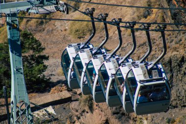 Santorini Adası, Fira, Yunanistan - 08 Ekim 2021 Kablo TV aracı eski limandan Fira 'ya güvenli bir ulaşım sağlar. Turistler bunu sadece çarpıcı kalderanın muhteşem manzarasına hayran olmak için de kullanırlar.