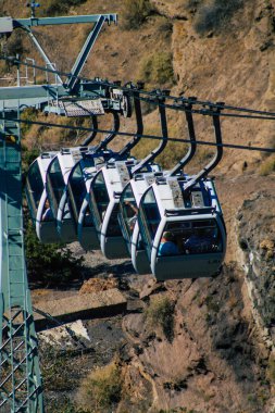 Santorini Adası, Fira, Yunanistan - 08 Ekim 2021 Kablo TV aracı eski limandan Fira 'ya güvenli bir ulaşım sağlar. Turistler bunu sadece çarpıcı kalderanın muhteşem manzarasına hayran olmak için de kullanırlar.