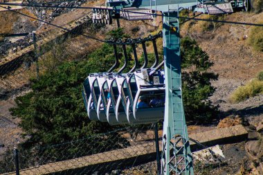 Santorini Adası, Fira, Yunanistan - 08 Ekim 2021 Kablo TV aracı eski limandan Fira 'ya güvenli bir ulaşım sağlar. Turistler bunu sadece çarpıcı kalderanın muhteşem manzarasına hayran olmak için de kullanırlar.