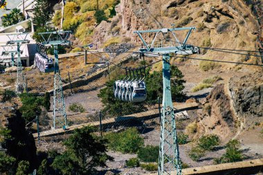 Santorini Adası, Fira, Yunanistan - 08 Ekim 2021 Kablo TV aracı eski limandan Fira 'ya güvenli bir ulaşım sağlar. Turistler bunu sadece çarpıcı kalderanın muhteşem manzarasına hayran olmak için de kullanırlar.