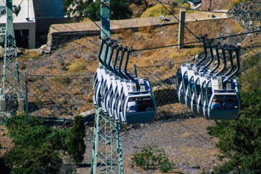 Santorini Adası, Fira, Yunanistan - 08 Ekim 2021 Kablo TV aracı eski limandan Fira 'ya güvenli bir ulaşım sağlar. Turistler bunu sadece çarpıcı kalderanın muhteşem manzarasına hayran olmak için de kullanırlar.