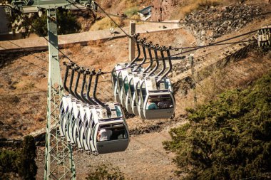 Santorini Adası, Fira, Yunanistan - 08 Ekim 2021 Kablo TV aracı eski limandan Fira 'ya güvenli bir ulaşım sağlar. Turistler bunu sadece çarpıcı kalderanın muhteşem manzarasına hayran olmak için de kullanırlar.