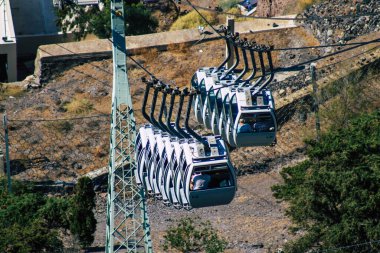Santorini Adası, Fira, Yunanistan - 08 Ekim 2021 Kablo TV aracı eski limandan Fira 'ya güvenli bir ulaşım sağlar. Turistler bunu sadece çarpıcı kalderanın muhteşem manzarasına hayran olmak için de kullanırlar.