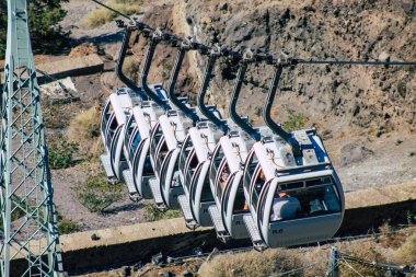 Santorini Adası, Fira, Yunanistan - 08 Ekim 2021 Kablo TV aracı eski limandan Fira 'ya güvenli bir ulaşım sağlar. Turistler bunu sadece çarpıcı kalderanın muhteşem manzarasına hayran olmak için de kullanırlar.