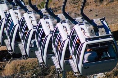 Santorini Adası, Fira, Yunanistan - 08 Ekim 2021 Kablo TV aracı eski limandan Fira 'ya güvenli bir ulaşım sağlar. Turistler bunu sadece çarpıcı kalderanın muhteşem manzarasına hayran olmak için de kullanırlar.