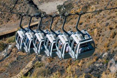 Santorini Adası, Fira, Yunanistan - 08 Ekim 2021 Kablo TV aracı eski limandan Fira 'ya güvenli bir ulaşım sağlar. Turistler bunu sadece çarpıcı kalderanın muhteşem manzarasına hayran olmak için de kullanırlar.