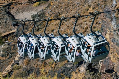 Santorini Adası, Fira, Yunanistan - 08 Ekim 2021 Kablo TV aracı eski limandan Fira 'ya güvenli bir ulaşım sağlar. Turistler bunu sadece çarpıcı kalderanın muhteşem manzarasına hayran olmak için de kullanırlar.