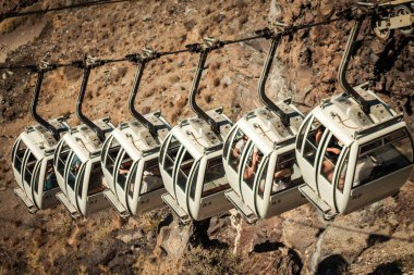 Santorini Adası, Fira, Yunanistan - 08 Ekim 2021 Kablo TV aracı eski limandan Fira 'ya güvenli bir ulaşım sağlar. Turistler bunu sadece çarpıcı kalderanın muhteşem manzarasına hayran olmak için de kullanırlar.