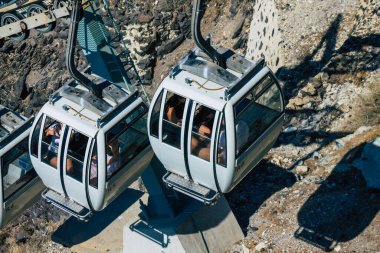 Santorini Adası, Fira, Yunanistan - 08 Ekim 2021 Kablo TV aracı eski limandan Fira 'ya güvenli bir ulaşım sağlar. Turistler bunu sadece çarpıcı kalderanın muhteşem manzarasına hayran olmak için de kullanırlar.