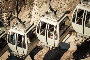 Santorini Adası, Fira, Yunanistan - 08 Ekim 2021 Kablo TV aracı eski limandan Fira 'ya güvenli bir ulaşım sağlar. Turistler bunu sadece çarpıcı kalderanın muhteşem manzarasına hayran olmak için de kullanırlar.