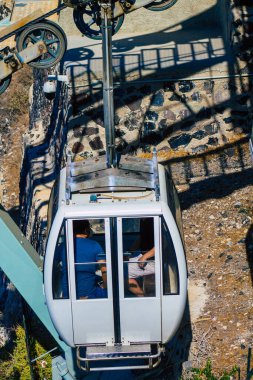Santorini Adası, Fira, Yunanistan - 08 Ekim 2021 Kablo TV aracı eski limandan Fira 'ya güvenli bir ulaşım sağlar. Turistler bunu sadece çarpıcı kalderanın muhteşem manzarasına hayran olmak için de kullanırlar.