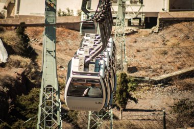 Santorini Adası, Fira, Yunanistan - 08 Ekim 2021 Kablo TV aracı eski limandan Fira 'ya güvenli bir ulaşım sağlar. Turistler bunu sadece çarpıcı kalderanın muhteşem manzarasına hayran olmak için de kullanırlar.