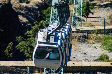 Santorini Adası, Fira, Yunanistan - 08 Ekim 2021 Kablo TV aracı eski limandan Fira 'ya güvenli bir ulaşım sağlar. Turistler bunu sadece çarpıcı kalderanın muhteşem manzarasına hayran olmak için de kullanırlar.