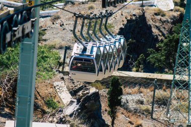 Santorini Adası, Fira, Yunanistan - 08 Ekim 2021 Kablo TV aracı eski limandan Fira 'ya güvenli bir ulaşım sağlar. Turistler bunu sadece çarpıcı kalderanın muhteşem manzarasına hayran olmak için de kullanırlar.