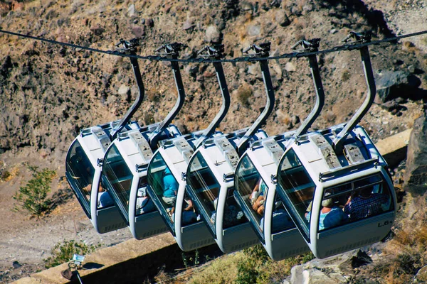 Santorini Adası, Fira, Yunanistan - 08 Ekim 2021 Kablo TV aracı eski limandan Fira 'ya güvenli bir ulaşım sağlar. Turistler bunu sadece çarpıcı kalderanın muhteşem manzarasına hayran olmak için de kullanırlar.