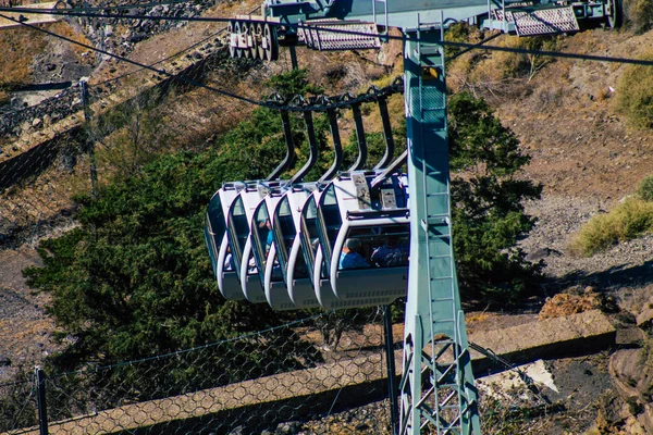 Santorini Adası, Fira, Yunanistan - 08 Ekim 2021 Kablo TV aracı eski limandan Fira 'ya güvenli bir ulaşım sağlar. Turistler bunu sadece çarpıcı kalderanın muhteşem manzarasına hayran olmak için de kullanırlar.