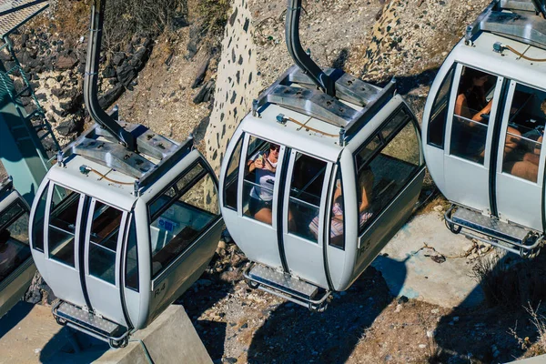 Santorini Adası, Fira, Yunanistan - 08 Ekim 2021 Kablo TV aracı eski limandan Fira 'ya güvenli bir ulaşım sağlar. Turistler bunu sadece çarpıcı kalderanın muhteşem manzarasına hayran olmak için de kullanırlar.