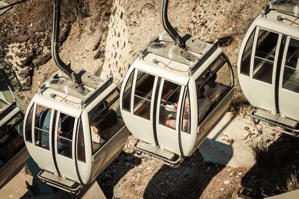 Santorini Adası, Fira, Yunanistan - 08 Ekim 2021 Kablo TV aracı eski limandan Fira 'ya güvenli bir ulaşım sağlar. Turistler bunu sadece çarpıcı kalderanın muhteşem manzarasına hayran olmak için de kullanırlar.