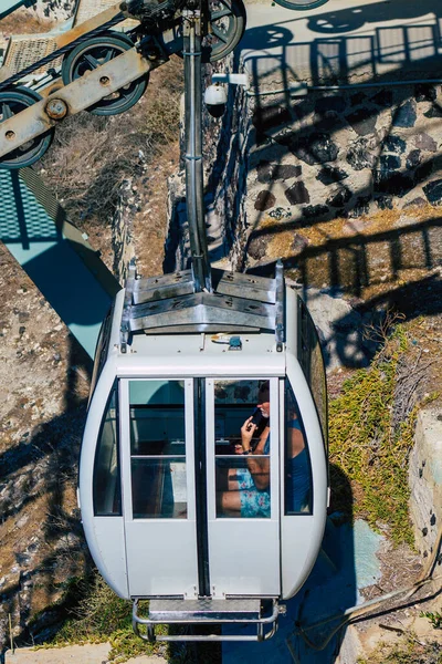 Santorini Adası, Fira, Yunanistan - 08 Ekim 2021 Kablo TV aracı eski limandan Fira 'ya güvenli bir ulaşım sağlar. Turistler bunu sadece çarpıcı kalderanın muhteşem manzarasına hayran olmak için de kullanırlar.