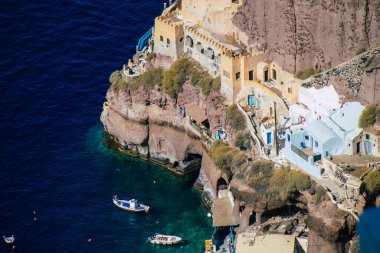 Santorini Adası, Fira, Yunanistan - 08 Ekim 2021 Santorini Uçurumu, büyük ölçekli bir volkanik patlama sonrasında kaldera çöktü, antik yanardağın dış kenarı ana adanın oluşmasına neden oldu.