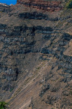 Santorini Adası, Fira, Yunanistan - 08 Ekim 2021 Santorini Uçurumu, büyük ölçekli bir volkanik patlama sonrasında kaldera çöktü, antik yanardağın dış kenarı ana adanın oluşmasına neden oldu.