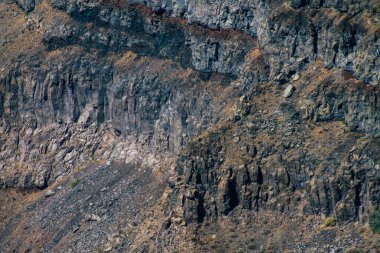 Santorini Adası, Fira, Yunanistan - 08 Ekim 2021 Santorini Uçurumu, büyük ölçekli bir volkanik patlama sonrasında kaldera çöktü, antik yanardağın dış kenarı ana adanın oluşmasına neden oldu.