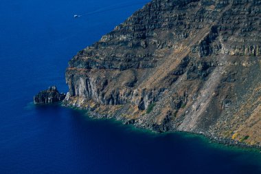 Santorini Adası, Fira, Yunanistan - 08 Ekim 2021 Santorini Uçurumu, büyük ölçekli bir volkanik patlama sonrasında kaldera çöktü, antik yanardağın dış kenarı ana adanın oluşmasına neden oldu.