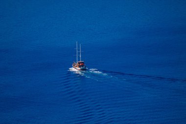 Santorini, Fira, Yunanistan - 08 Ekim 2021 Fira adası yakınlarındaki bir yolcu nakliye gemisinin havadan fotoğrafı, insanlar bu ulaşım aracını kullanarak adalar arasında seyahat ediyorlar.