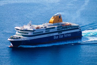 Santorini, Fira, Yunanistan - 08 Ekim 2021 Fira adası yakınlarındaki bir yolcu nakliye gemisinin havadan fotoğrafı, insanlar bu ulaşım aracını kullanarak adalar arasında seyahat ediyorlar.