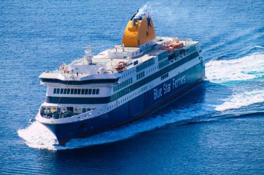 Santorini, Fira, Yunanistan - 08 Ekim 2021 Fira adası yakınlarındaki bir yolcu nakliye gemisinin havadan fotoğrafı, insanlar bu ulaşım aracını kullanarak adalar arasında seyahat ediyorlar.