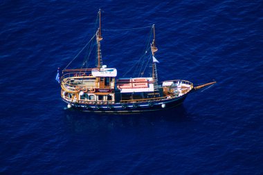 Santorini, Fira, Yunanistan - 08 Ekim 2021 Fira adası yakınlarındaki bir yolcu nakliye gemisinin havadan fotoğrafı, insanlar bu ulaşım aracını kullanarak adalar arasında seyahat ediyorlar.
