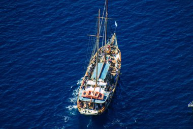 Santorini, Fira, Yunanistan - 08 Ekim 2021 Fira adası yakınlarındaki bir yolcu nakliye gemisinin havadan fotoğrafı, insanlar bu ulaşım aracını kullanarak adalar arasında seyahat ediyorlar.