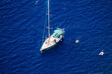 Santorini, Fira, Yunanistan - 08 Ekim 2021 Fira adası yakınlarındaki bir yolcu nakliye gemisinin havadan fotoğrafı, insanlar bu ulaşım aracını kullanarak adalar arasında seyahat ediyorlar.