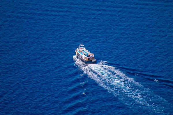 Santorini, Fira, Yunanistan - 08 Ekim 2021 Fira adası yakınlarındaki bir yolcu nakliye gemisinin havadan fotoğrafı, insanlar bu ulaşım aracını kullanarak adalar arasında seyahat ediyorlar.