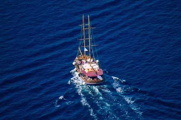 Santorini, Fira, Yunanistan - 08 Ekim 2021 Fira adası yakınlarındaki bir yolcu nakliye gemisinin havadan fotoğrafı, insanlar bu ulaşım aracını kullanarak adalar arasında seyahat ediyorlar.