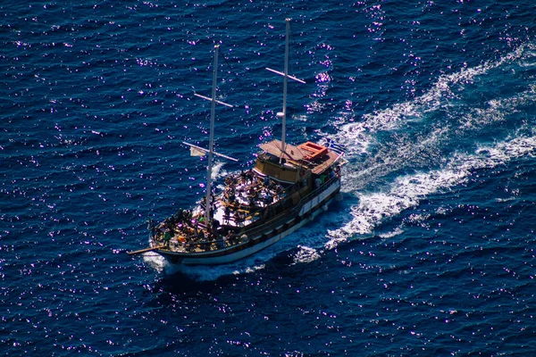 Santorini, Fira, Yunanistan - 08 Ekim 2021 Fira adası yakınlarındaki bir yolcu nakliye gemisinin havadan fotoğrafı, insanlar bu ulaşım aracını kullanarak adalar arasında seyahat ediyorlar.