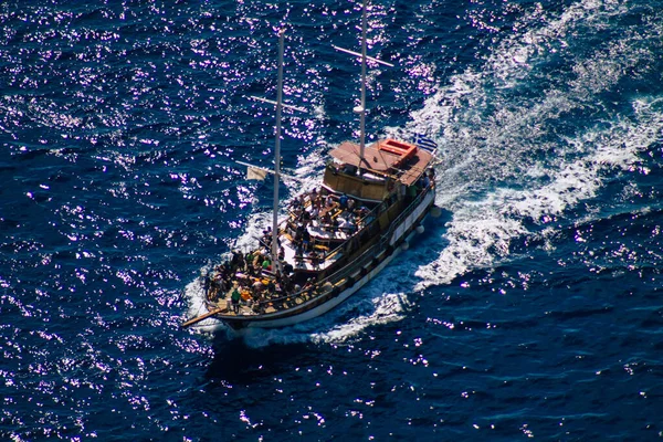 Santorini, Fira, Yunanistan - 08 Ekim 2021 Fira adası yakınlarındaki bir yolcu nakliye gemisinin havadan fotoğrafı, insanlar bu ulaşım aracını kullanarak adalar arasında seyahat ediyorlar.