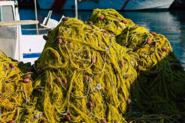 Santorini Adası, Yunanistan - 08 Ekim 2021 Yunanistan 'daki Santorini adasının limanına demir atmış balıkçı teknesi