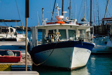 Santorini Adası, Yunanistan - 08 Ekim 2021 Yunanistan 'daki Santorini adasının limanına demir atmış balıkçı teknesi