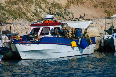 Santorini Adası, Yunanistan - 08 Ekim 2021 Yunanistan 'daki Santorini adasının limanına demir atmış balıkçı teknesi