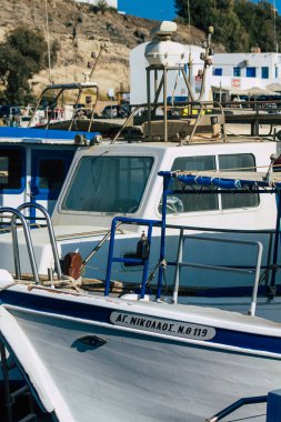Santorini Adası, Yunanistan - 08 Ekim 2021 Yunanistan 'daki Santorini adasının limanına demir atmış balıkçı teknesi
