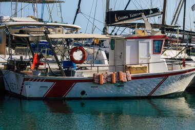 Santorini Adası, Yunanistan - 08 Ekim 2021 Yunanistan 'daki Santorini adasının limanına demir atmış balıkçı teknesi