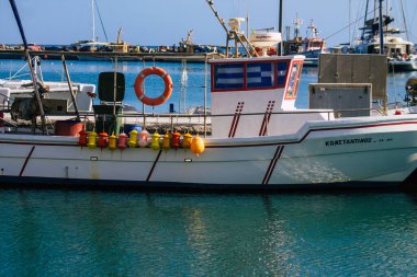 Santorini Adası, Yunanistan - 08 Ekim 2021 Yunanistan 'daki Santorini adasının limanına demir atmış balıkçı teknesi