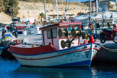 Santorini Adası, Yunanistan - 08 Ekim 2021 Yunanistan 'daki Santorini adasının limanına demir atmış balıkçı teknesi