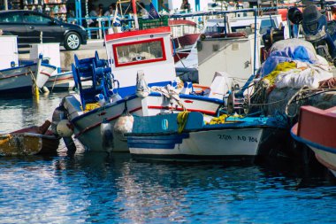 Santorini Adası, Yunanistan - 08 Ekim 2021 Yunanistan 'daki Santorini adasının limanına demir atmış balıkçı teknesi
